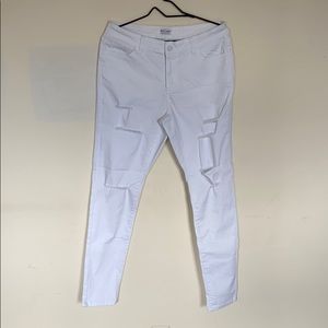 WHITE RIPPED JEANS